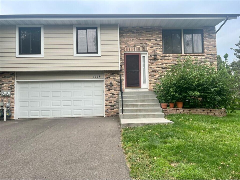 2228 Oregon Ct in Minneapolis, MN - Foto de edificio