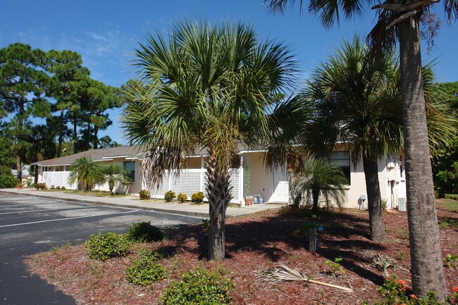 165 Old Englewood Rd in Englewood, FL - Foto de edificio - Building Photo