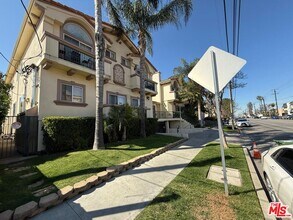 13912 Oxnard St in Los Angeles, CA - Building Photo - Building Photo