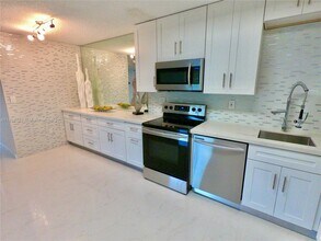 4760 NW 102nd Ave in Doral, FL - Building Photo - Building Photo