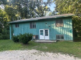 30896 Christopher Way in Dowagiac, MI - Building Photo