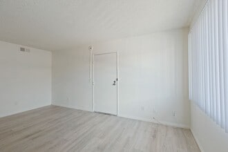 7233 Loma Verde Ave in Los Angeles, CA - Foto de edificio - Building Photo