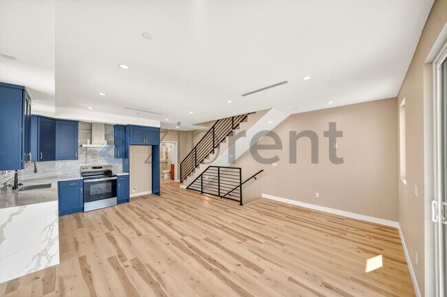 227 N Burlington Ave in Los Angeles, CA - Foto de edificio - Building Photo