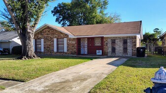 8610 Valley S Dr in Houston, TX - Building Photo