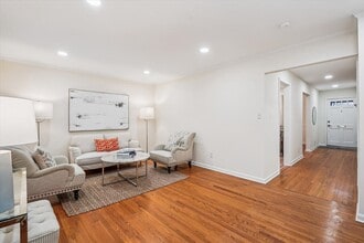 1605 Dunterry Pl in McLean, VA - Foto de edificio - Building Photo