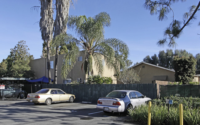 410-412 E Washington Ave in Escondido, CA - Foto de edificio - Building Photo