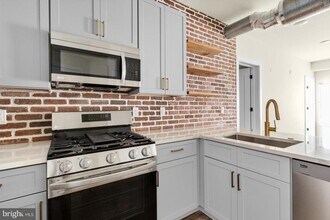 2401 Frankford Ave in Philadelphia, PA - Building Photo - Building Photo