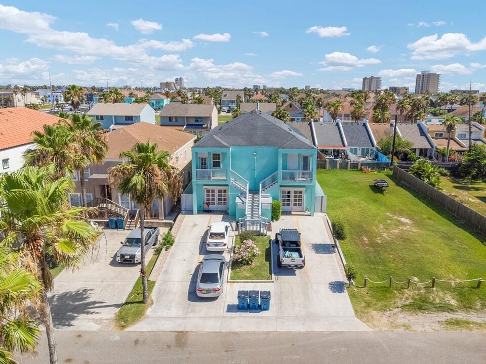 110 E Retama St in South Padre Island, TX - Building Photo