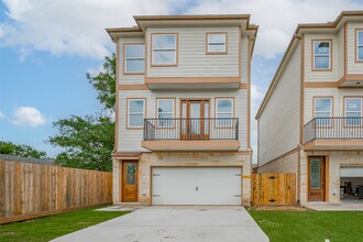 2206 Hoskins Dr in Houston, TX - Building Photo - Building Photo