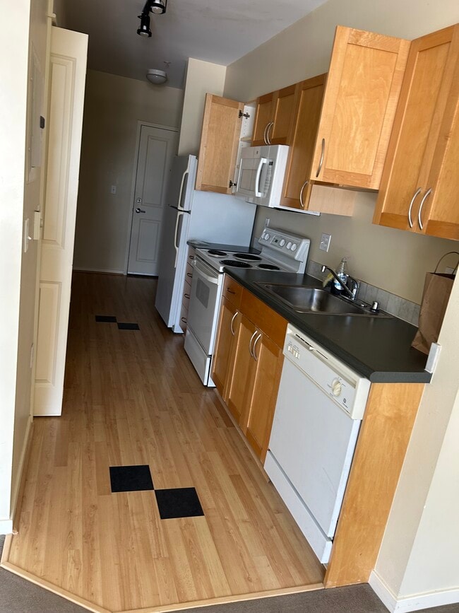 118 107th Avenue Northeast, Unit B210 in Bellevue, WA - Building Photo - Building Photo