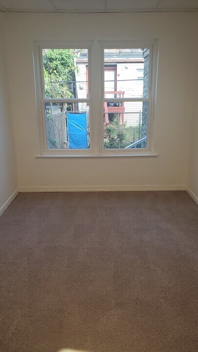 2553 Bonaffon St, Unit Apartment 1 in Philadelphia, PA - Foto de edificio