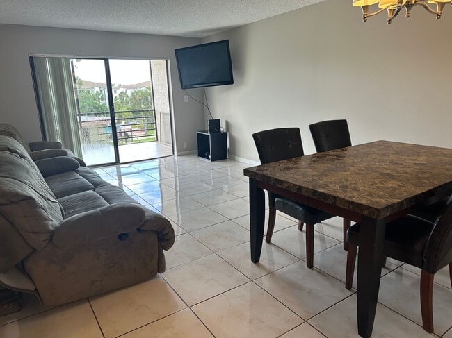 9355 SW 8th St in Boca Raton, FL - Foto de edificio - Building Photo