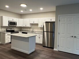 217 Rockingham Rd in Londonderry, NH - Building Photo