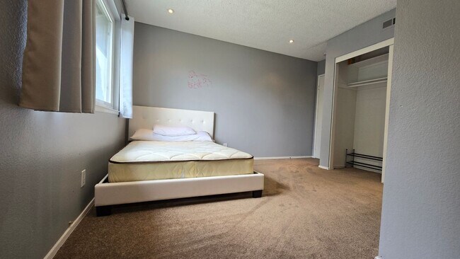 11045 Flower Ave in Fountain Valley, CA - Foto de edificio - Building Photo