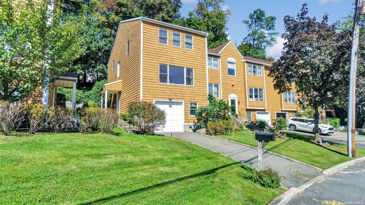 24 Herb Hill Rd in Glen Cove, NY - Building Photo