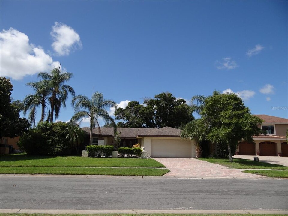 9212 Grand Blanc Dr in Seminole, FL - Building Photo