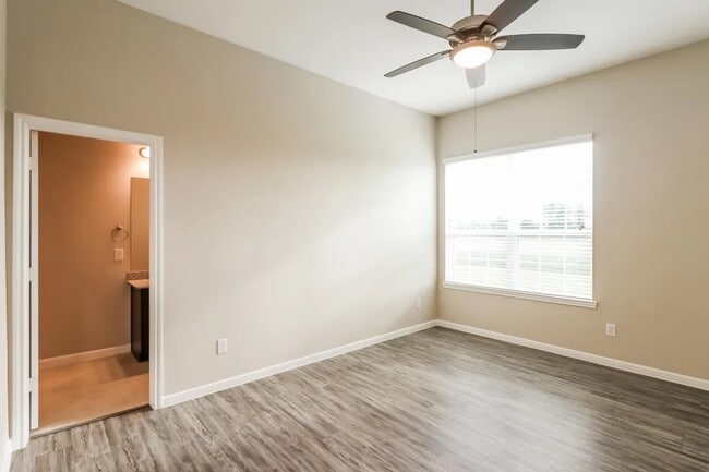 property at 1538 Lakeland Cir