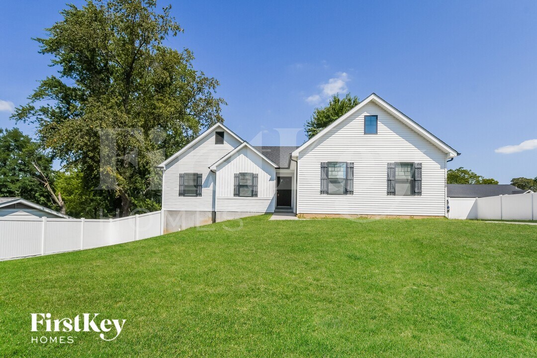 2220 Tenbrook Rd in Arnold, MO - Foto de edificio