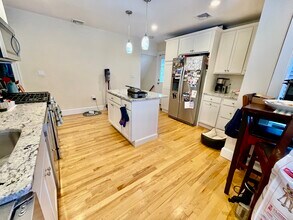 57 Woods Ave, Unit 2 in Somerville, MA - Foto de edificio - Building Photo