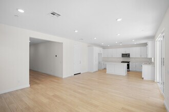 23775 Orange Blossom Dr in Santa Clarita, CA - Foto de edificio - Building Photo