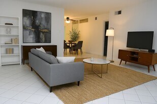 845 Augusta Dr in Houston, TX - Building Photo