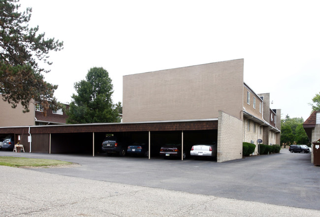 Oak Glen II Apartments in Canton, OH - Building Photo - Building Photo