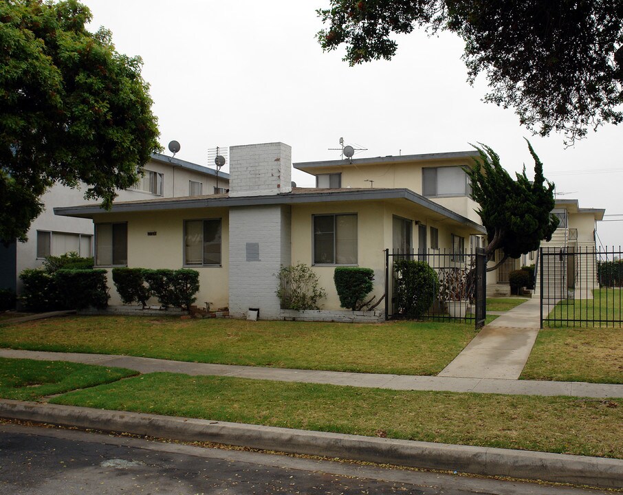 2704 W El Segundo Blvd in Hawthorne, CA - Building Photo