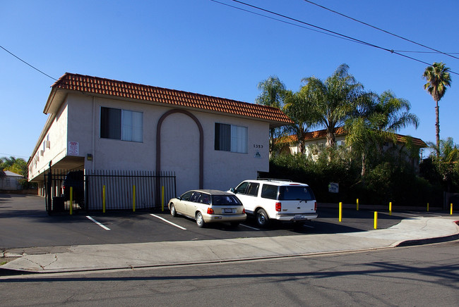 Maplewood Villas in Escondido, CA - Foto de edificio - Building Photo