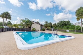 2724 Hidden Lake Blvd in Sarasota, FL - Foto de edificio - Building Photo