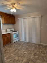 426 Cowell Ave in Manteca, CA - Foto de edificio - Building Photo