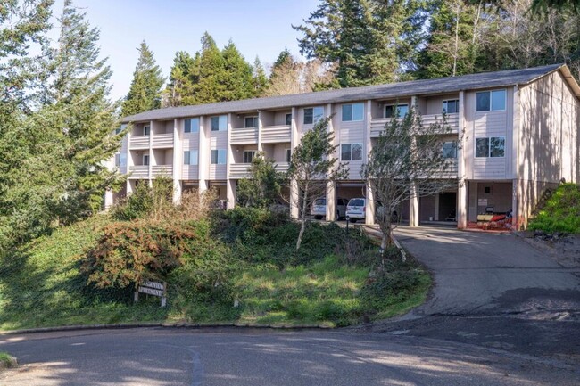 Village View Apartments in North Bend, OR - Foto de edificio - Building Photo