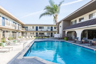 Park Terrace in Reseda, CA - Foto de edificio - Building Photo