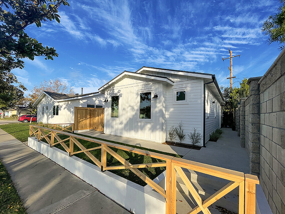 359 Nassau Rd in Costa Mesa, CA - Building Photo