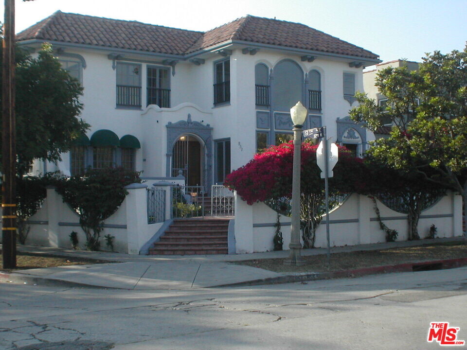 855 S Sycamore Ave in Los Angeles, CA - Building Photo