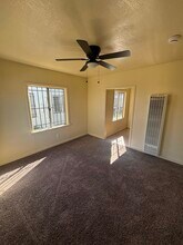 1024 1/2 W 65th St in Los Angeles, CA - Foto de edificio - Building Photo