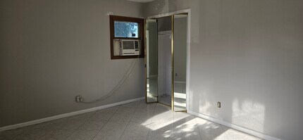 1 Hallock St in Farmingdale, NY - Building Photo - Building Photo