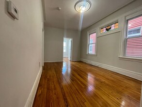 136 Myrtle Ave, Unit 2 in Jersey City, NJ - Building Photo - Building Photo