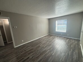 531 Bedford Rd in Bedford, TX - Building Photo - Building Photo