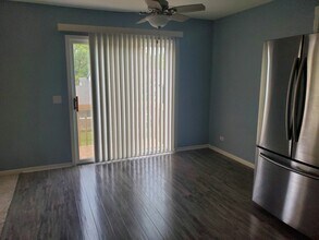 340 Woodridge Cir, Unit E in South Elgin, IL - Building Photo - Building Photo