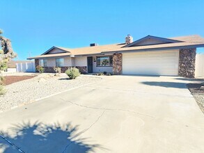 7625 Victoria in Yucca Valley, CA - Building Photo - Building Photo