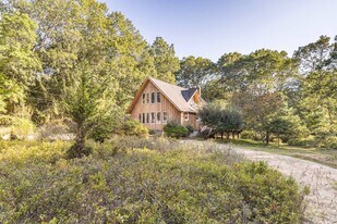 83 3 Mile Harbor Dr in East Hampton, NY - Building Photo