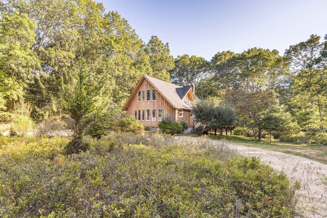 83 3 Mile Harbor Dr in East Hampton, NY - Building Photo