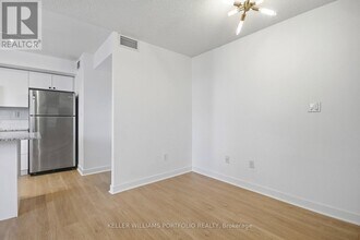 816 Lansdowne Ave in Toronto, ON - Building Photo - Building Photo