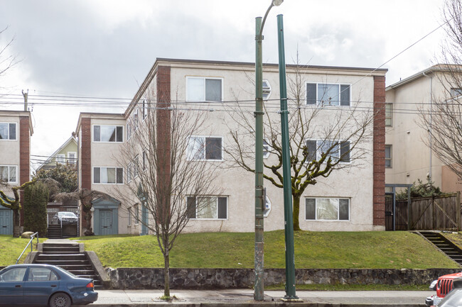 1590 Broadway E in Vancouver, BC - Building Photo - Primary Photo