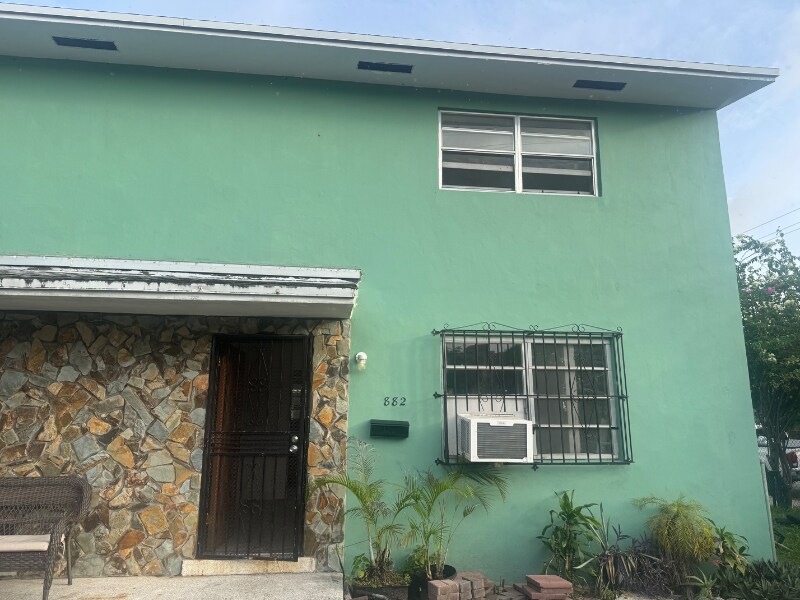 882 NW 2nd St in Miami, FL - Building Photo