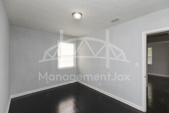 2325 Westbrook Cir N in Jacksonville, FL - Building Photo - Building Photo