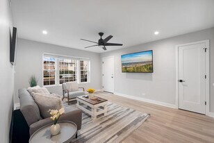 1001 W Howard St in Evanston, IL - Building Photo