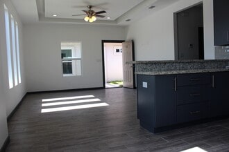 2713 S J St, Unit #3 in McAllen, TX - Foto de edificio - Building Photo