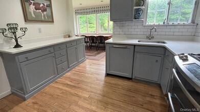 8 Holly Ln in Rye, NY - Building Photo - Building Photo