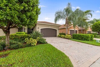 12016 Five Waters Cir in Ft. Myers, FL - Foto de edificio - Building Photo